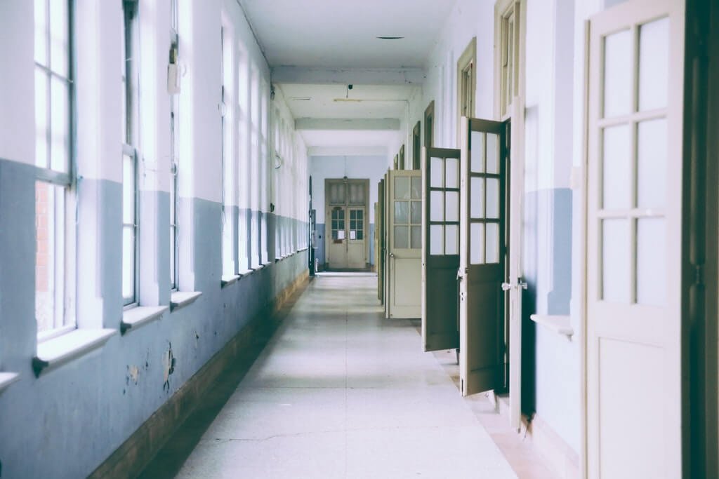 На фото изображен коридор в нежилом помещении.