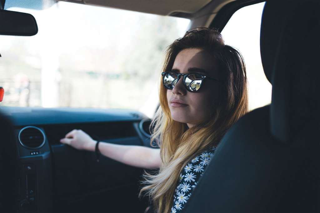 На фото девушка в салоне авто.