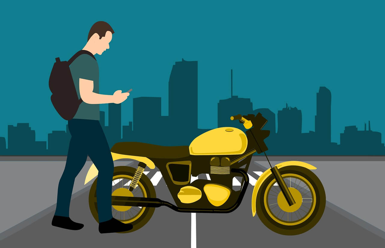 На фото изображен человек с рюкзаком возле мотоцикла.